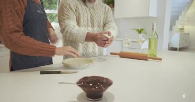 Pastayı turtanın üzerine örterken, çift kabuğu mutfağa bastırır ve çikolatayı doldurur. Pişirme, aşçılık, ev yapımı, kırsal, konforlu, takım çalışması, zanaatkar