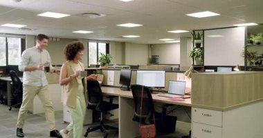 Ofise girdikten sonra, çeşitli iş arkadaşları Fransız basınıyla demleniyor, bardakları kaldırıyor ve ara veriyorlar. İşbirliği, profesyonellik, çalışma alanı, iletişim, modern, üretkenlik, takım çalışması