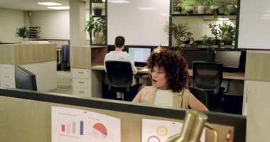 Monitörlerde grafik hatası, kabinlerde veri düzeltme tartışması yapan çeşitli iş arkadaşları. İşbirliği, takım çalışması, ofis, profesyonel, iletişim, modern, üretkenlik