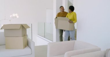 Yeni eve taşınıyorlar, çeşitli çiftler oturma odasına kutu taşıyorlar ve kanepe düzeni planlıyorlar. Ev dekorasyonu, iç tasarım, modern yaşam, minimalist tarz, yer değiştirme, ortaklık, konforlu