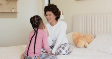 Çeşitli anne-kız ikilisi giyinip süsleniyor sonra kızı mikrofonu eline aldığında yatakta dans ediyor. Aile, samimiyet, oyun, rahatlık, bağlanma, hayal gücü, çocukluk