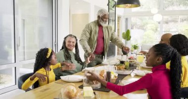 Masada çeşitli aile toplantıları, büyükbaba duayı başlatıyor ve yemekten önce el ele tutuşuyorlar. Çoklu nesiller, birlik, beraberlik, kutlama, sıcaklık, samimi, samimi.