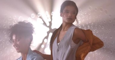 Dramatik ışıklandırma ve grunge tarzıyla stüdyoda güven içinde poz veren iki kadın. Moda, sinir bozucu, kendine güven, tavır