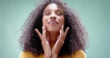 Sarı kazaklı neşeli kadın stüdyoda gülüyor ve el çırpıyor. Mutluluk, kutlama, neşeli, olumlu, dışavurum, izole