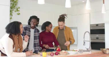 Biber ve bıçak kapmak, çeşitli arkadaşlar mutfak adasında salata kasesini doğramak salata hazırlamak. İşbirliği, tazelik, aşçılık, modern, yaşam tarzı, takım çalışması, sağlıklı