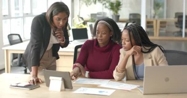 Çeşitli kadın iş arkadaşları çizelgelere, tabletlere, dizüstü bilgisayarlarda daktiloya bakıp ofiste işbirliği yapıyorlar. Profesyonel, takım çalışması, modern, kurumsal, danışma, strateji, iletişim