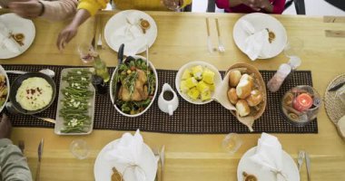 Geniş aile tabağı kurulduktan sonra salata kâsesi mısır ruloları yemek masasında yemek paylaşımı. Köylü, neşeli, kutlama, birliktelik, topluluk, sıcak, canlı