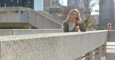 Rıhtım kenarındaki korkuluklara eğilen, elinde kahve tutan, ufuk çizgisini gören bir çağrı alıyorum. Kentsel, modern, yaşam tarzı, iletişim, günlük, manzaralı, profesyonel