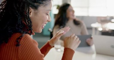 Çeşitli iş arkadaşları gülüyor, tablet üzerinde fikirler tartışıyor, beyaz adam ofise giriyor, kopyalama alanı. İşbirliği, profesyonellik, yenilik, takım çalışması, modern, canlı, katılım