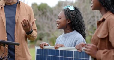 Farklı baba ve kızları güneş panellerini sahaya yerleştiriyor, güneş teknolojisini enerjiyi öğretmek için açıklıyorlar. Sürdürülebilirlik, eğitim, yenilenebilirlik, çevre, açık hava, danışmanlık, aile