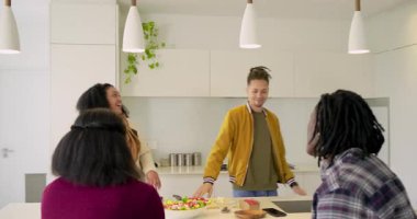 Selamlaşmadan sonra, iki ev sahibi sebze doğruyor, mutfak adasında salata hazırlama adımlarını anlatıyor. Aşçılık, aşçılık, aşçılık, sağlıklı, taze, yerli, yaşam tarzı