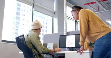 Çalışma masasındaki çeşitli iş arkadaşları, bulguları doğrulamak için iş arkadaşlarıyla art arda çizelgeleri inceliyor. İşbirliği, takım çalışması, veri görselleştirme, modernleşme, iş toplantısı, profesyonel, üretkenlik