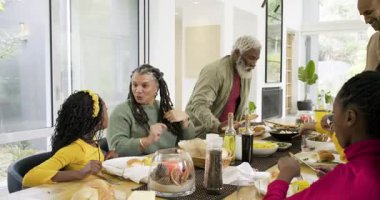 Masa hazırlama yemeğinde salata ve mısır servis etmek için çeşitli çok nesilli aile yemekleri geçiyor. Aile, yemek, birliktelik, ev, kutlama, sıcaklık, bağlantı