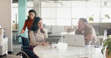 Ofiste planlanan çeşitli iş arkadaşları, tablet gösteren tekerlekli sandalye kullanıcıları ve çizelgeleri not eden meslektaşları. İşbirliği, takım çalışması, profesyonel, yenilik, kapsayıcılık, modern, katılım