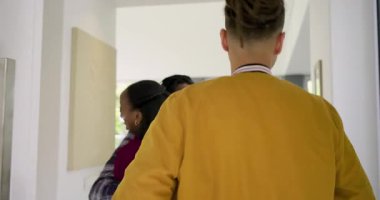 Çeşitli arkadaşlar kapıya geliyor, ev sahibi kucaklaşıyorlar, el sıkışıyorlar, oturma odasını geziyorlar, odunlara hayranlıkla bakıyorlar. Arkadaşlık, modernizasyon, iç tasarım, ferah, topluluk, yaşam tarzı, dekor