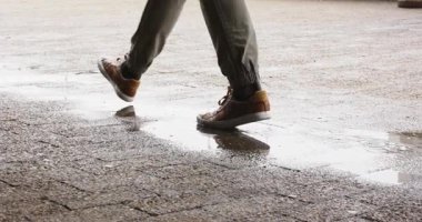 Yürüme yolunun altındaki su birikintisini fark etmek, farklı kıdemli adamların suyun karşısına geçerek dalgalanmalara yol açması. Kentsel, yansıtıcı, gündelik, yaşam tarzı, çevre, monokrom, doku