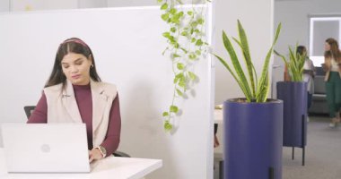 Çeşitli iş arkadaşları su soğutucusundaki tabletleri karşılaştırırken ekip geliyor, yumruklarını kaldırıyor, kopyalama alanı yaratıyor. İşbirliği, takım çalışması, ofis, iletişim, modern, profesyonel, çeşitlilik