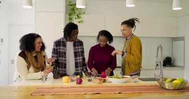 Mutfağa çeşitli arkadaşlar getirmek biber doğramak salata için fındık eklemek. Eşlik, işbirliği, sağlıklı beslenme, taze malzemeler, sosyal toplanma, canlı, çağdaş