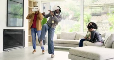 VR kulaklıkları taktıktan sonra iki kadın akıllı telefondan kayıt yaparken farklı erkekler senkronize dans ediyor. Etkileşimli, eğlenceli, modern, sosyal, dinamik, boş zaman, teknoloji