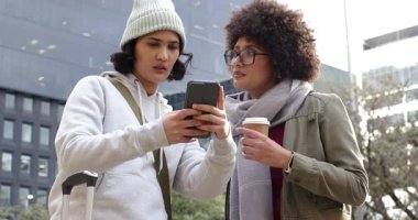 Çeşitli bayan arkadaşlar bavulu çekiyor sonra da akıllı telefondan haritaya bakıp plazanın planlama rotasına giriyorlar. Kentsel, keşif, işbirliği, modern, bağlantı, navigasyon, arkadaşlık