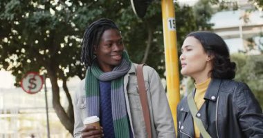 Çeşitli arkadaşlar sokak köşesinde kahve içiyorlar, kadın yeşilden geçmeden önce işaret veriyor. Kentsel, yaşam tarzı, samimi, çağdaş, iletişim, boş zaman, doğa