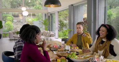 Hardal ceketli bir arkadaş tarafından kadeh kaldırıldıktan sonra, çeşitli arkadaşlar salata kepçeleyip masada ekmek dağıtıyorlar. Sosyalleşme, dostluk, kutlama, açık hava, çağdaş, kırsal, taze