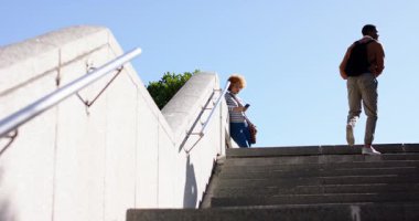 Kadın telefonları kaydırıyor, Afrika kökenli Amerikalı erkeklerin top oynaması merdivenlerde ayar çekmeleri, fotokopi çekmeleri. Kentsel, gündelik, hareketli, aktif, yaşam tarzı, boş zaman, çağdaş