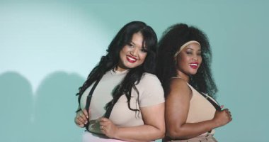 Çekim için pantolon askısı, çeşitli bayan arkadaşlar atölyeye arka arkaya bakıyorlar. Arkadaşlık, çeşitlilik, güven, oyuncu, sıradan, moda, stüdyo