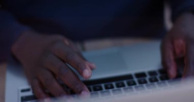 Kameraya konuşan Afro-Amerikalı bir adam dışarıda dizüstü bilgisayarında daktilo ile işaret fişeğini durduruyor. Teknoloji, iletişim, açık hava, üretkenlik, modern, boş zaman, akıllı giysi