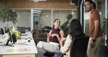 Erkek meslektaşlarım tarafından selamlanarak, çeşitli meslektaşlarım kahvelerini yudumlarken ve masamda dizüstü bilgisayarda yazarken. İşbirliği, takım çalışması, modernlik, profesyonel, iletişim, üretkenlik, işyeri