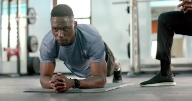 Afrika kökenli Amerikalı erkek stajyer, spor salonunda elinde tahta tutarak akıllı zamanlamayla tahtaya vurmaya devam ediyor. Zindelik, güç, dayanıklılık, motivasyon, sağlık, atletik, kararlılık