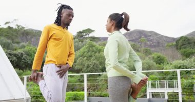 Çeşitli çiftler antrenmandan önce ısınıyor. Çatı katında tırabzanlarla beşlik çakıyorlar. Spor, sağlık, açık hava, eğitim, denge, motivasyon, uyum.