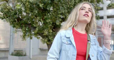 Kadın tarama ve selamlama aracı, kaldırımdaki çantadan telefonu çeken adam bavulu çekiyor. Kentsel, gelişigüzel, yaşam tarzı, modern, şehir manzarası, iletişim, teknoloji