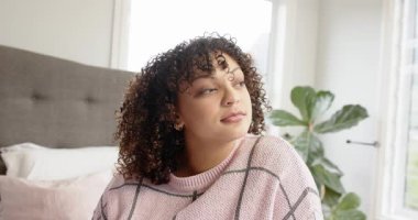 Güneş ışığı pencereye doğru bakan bir kadın çiziyor, incir bitkisiyle yan masada yatıyordu. Düşünceli, rahat, rahat, doğal ışıklandırma, içsel, minimalist, barışçıl