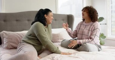 Anne ve kızı, bitkinin yanında birbirlerini selamladıktan sonra pasta oynarken gülüyorlar. Bağ, samimiyet, bağlantı, neşe, rahatlama, evcil, sevecen