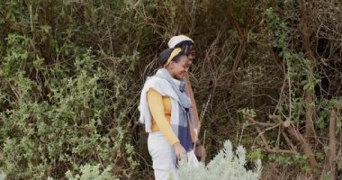 Ormanlık alana giren Afro-Amerikan çift rahat eşarplarla yürüyor ve birlikte doğayı keşfediyorlar. Doğa, macera, arkadaşlık, orman, keşif, sükunet, açık hava