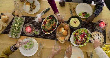Çeşitli arkadaşlar yemeğe başlamak için sürahiyi kapar, su döker, ekmek sepetini yemek masasına uzatırlar. Toplanma, dostluk, toplum, konfor, yemek, konukseverlik, köylülük