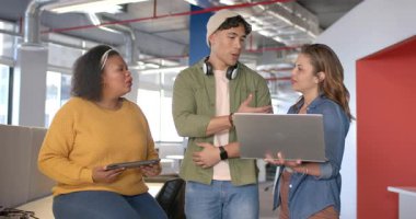 Ofiste tablet modelini görmek, çeşitli iş arkadaşlarının sunum için dizüstü bilgisayara yönelmesi. İşbirliği, takım çalışması, beyin fırtınası, dijital, işyeri, modern, iletişim