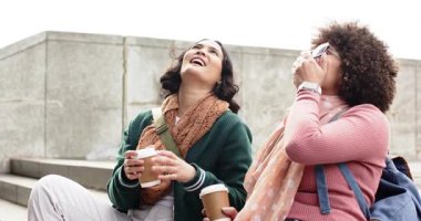 Şehir meydanındaki basamaklarda buluşup çeşitli kadın arkadaşlar kahve fincanlarıyla anılarını paylaşıyorlar. Gündelik, arkadaşlık, bağlantı, kentsel, sohbet, yaşam tarzı, modern