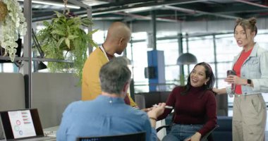 Çeşitli iş arkadaşları, tablet uyarısına tepki göstererek proje güncellemesi çizelgelerini tartışıyor. İşbirliği, takım çalışması, ofis, profesyonel, beyin fırtınası, modern, iletişim