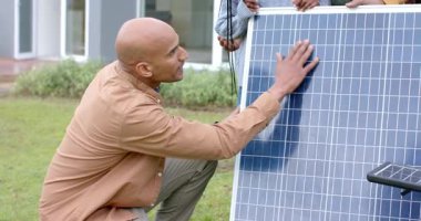 Babam güneş panelinin yanında diz çöküp siyah kıza öğretirken bahçedeki modülü inceleyip ayırıyordu. Yenilenebilir enerji, eğitim, aile, teknoloji, sürdürülebilirlik, açık hava, yenilik