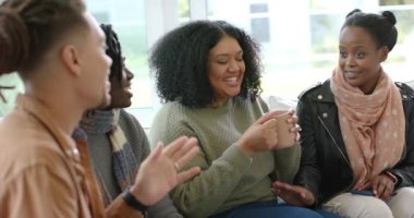 Farklı arkadaşlar kanepede kahve ve kahkahaları paylaşan adamın bardağını alıyor. Arkadaşlık, dostluk, rahatlama, konforlu, canlı, ev, bağlantı.