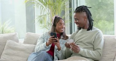 Anlaşmayı bulmak, farklı çiftlerin telefonları kaydırması ve koltukta kart göstermesi kutlama alışverişi. Romantizm, bağlantı, neşe, yakınlık, modern, yaşam tarzı, mutluluk