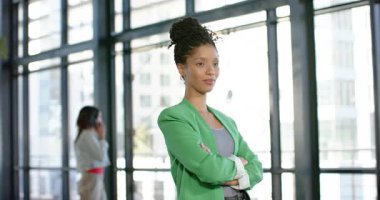 Çeşitli iş arkadaşları akıllı telefon kullanıyor, spor ceketli bir kadının yanından ofisin lobisinde dikiliyorlar. Profesyonel, işbirliği, kentsel, iş, modern, kendinden emin, takım çalışması