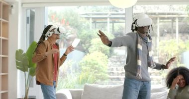 Çeşitli arkadaşlar oturma odasına girip saksı ekiyorlar ve oyun başlamadan önce VR kulaklıkları alıyorlar. Etkileşimli, sosyal, eğlenceli, modern, enerjik, boş, yenilikçi