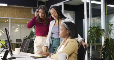 Çeşitli kadın iş arkadaşları bilgisayar monitörünün etrafında toplanıyor ve ofiste veri incelemesi başlatıyorlar. İşbirliği, takım çalışması, yenilik, modernlik, profesyonellik, beyin fırtınası, dijital veri