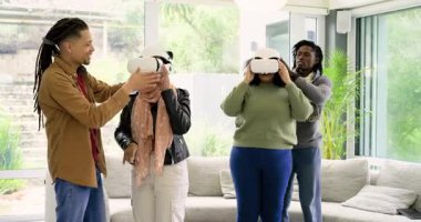 Çeşitli arkadaşlar parlak oturma odasında sanal dünyayı keşfetmek için VR kulaklık alıyorlar. Teknoloji, eğlence, yenilik, etkileşim, modern, boş zaman, işbirliği