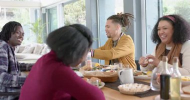 Çeşitli arkadaşlar selamlaşır, tabakları dağıtır, ekmeği paylaşır, kahvaltı köşesinde marul tadarlar. Sosyalleşme, dostluk, samimi, samimi, doğal, neşeli, etkileşim