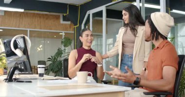 Çeşitli iş arkadaşları birbirlerini selamlıyor ve ofis masasındaki yazılı belge incelemesinde işbirliği yapıyorlar. İşbirliği, takım çalışması, iletişim, üretkenlik, modernlik, beyin fırtınası, profesyonel