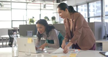 Dizüstü bilgisayarda yazan çeşitli iş arkadaşları, ofise varan tablet üzerindeki çizelgeleri gösterip gözden geçiriyorlar. İşbirliği, takım çalışması, iş dünyası, veri analizi, danışmanlık, profesyonel, modern